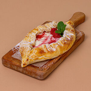 Ватрушка с творогом и малиной