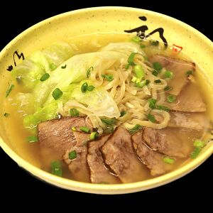 Лапша с тушёной говядиной в прозрачном бульоне