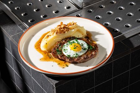 Бифштекс из говядины, картофельное пюре