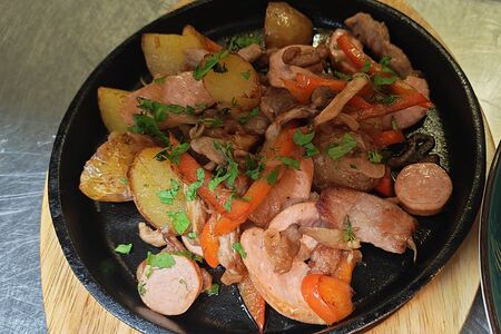 Жарёха со свининой и колбасками