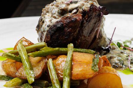 Филе-миньон со спаржей и картофелем