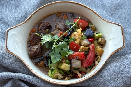 Тушеная говядина с черносливом и овощным соте