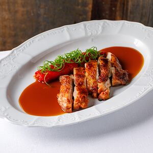 Бедро цыпленка с печеным перцем рамиро