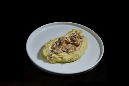 Бефстроганов с курицей картофельным пюре