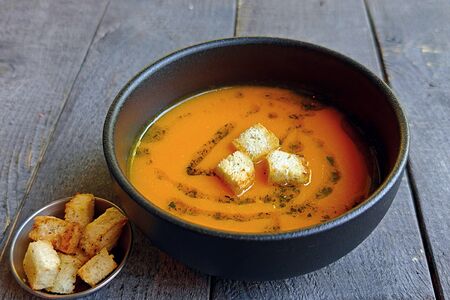 Морковный крем-суп с пшеничными гренками 
