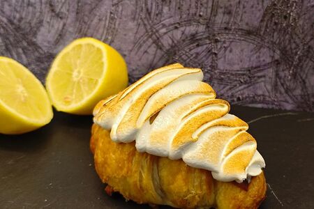 Круассан с лимонным курдом