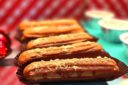 Эклер карамельный