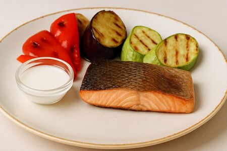 Стейк форели с овощами гриль