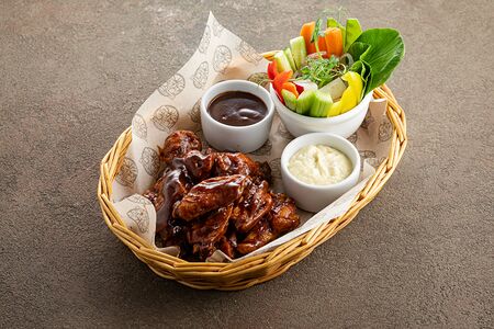 Дюжина куриных крылышек 