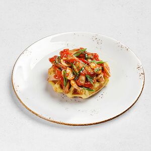 Картофельная вафля с курицей и грибами