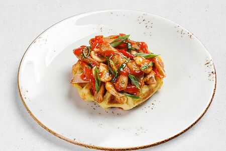 Картофельная вафля с курицей и грибами