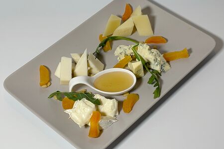 Плато сыров с медом и орехами