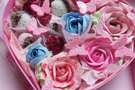 Набор с зефирными розами и клубникой в шоколаде "Сердце"