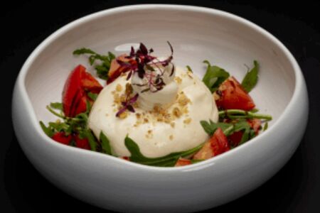 Салат с сыром буррата и помидорами