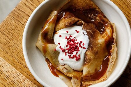 Блины со сметаной и карамелью