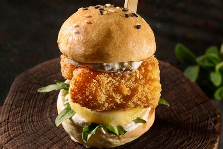 10 мини-бургеров с хрустящим сыром моцарелла, спелым ананасом под сырным муссом