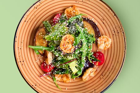 Салат с баклажанами и креветками