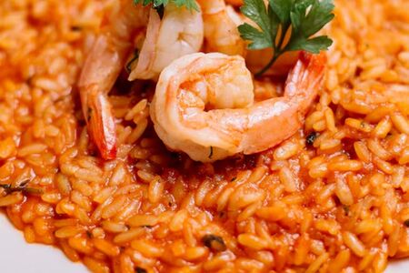 С морепродуктами в томатном соусе 