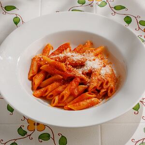 Пенне с томатным соусом и пармезаном