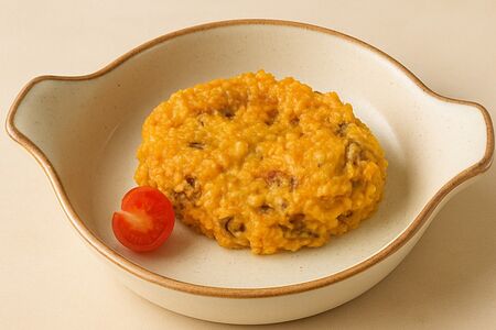 Паста орзо с говяжьими щечками и беконом в сливочно-морковном муссе