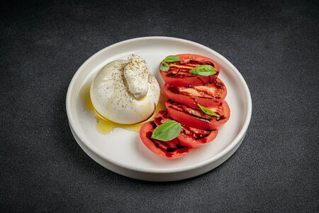 Буррата, томаты. бальзамик