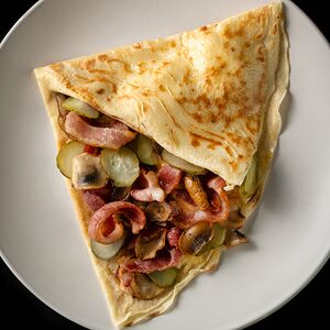 Блин с сыром, беконом, маринованным огурцом и грибами