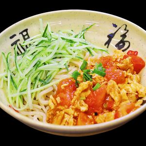 Лапша с жареными яйцами и помидорами