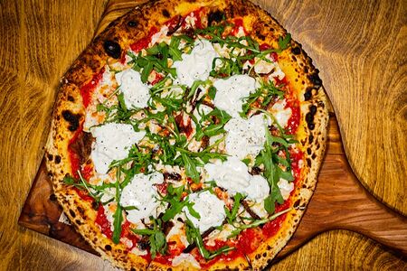 Пицца с рваной говядиной и страчателлой