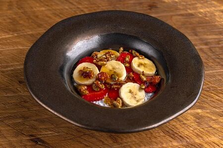 Чиа-пудинг с клубникой, бананом и медом алое