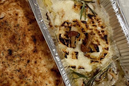 Камамбер, запеченный с грибами и трюфелем, с неаполитанским хлебом