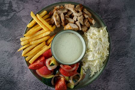 Таук на тарелке с курицей