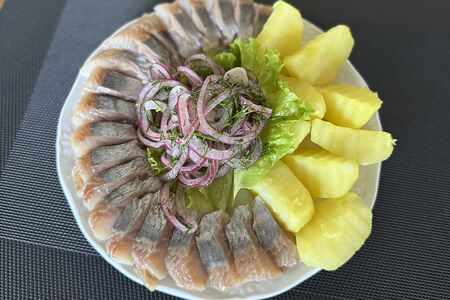 Сельдь с отварным картофелем