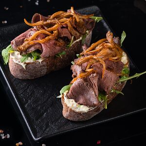 Брускетта с говядиной и вешенками