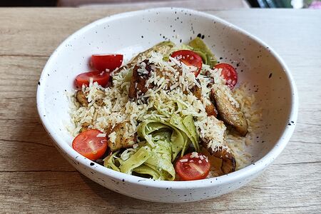 Паста с соусом Песто и курицей