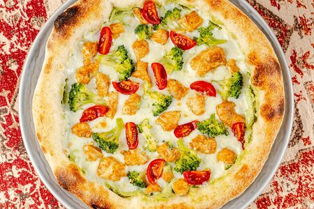 Пицца с куриным филе и брокколи 