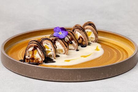 Шоколадный ролл с тропическими фруктами