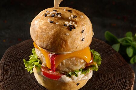 10 мини-бургеров с куриной котлетой, перцем и луковым конфитюром под сыром чеддер