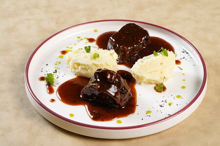 Разварная телятина с картофельным пюре
