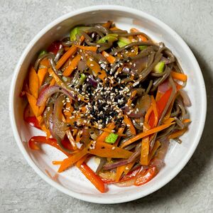 Wok с гречневой лапшой