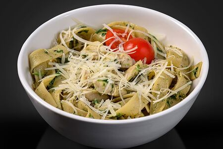 Паста с курицей и шпинатом с соусом Песто