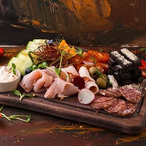 Сет из мясных копчёностей с овощами
