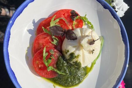Буррата с томатами