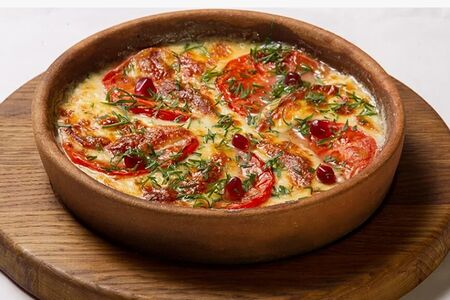 Жареный сулугуни с помидорами в кеци