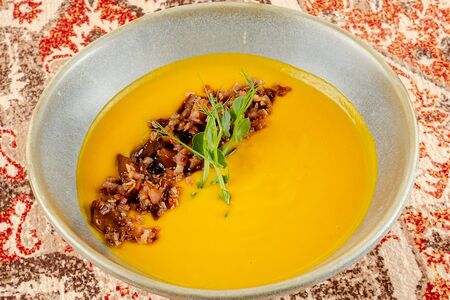 Пикантный тыквенный суп с белыми грибами и копченым беконом  