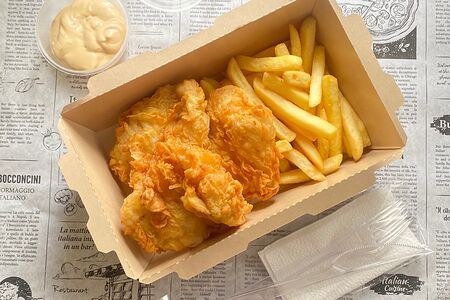 Фри бокс с хрустящим цыпленком, картофелем фри и соусом спайси, большая порция