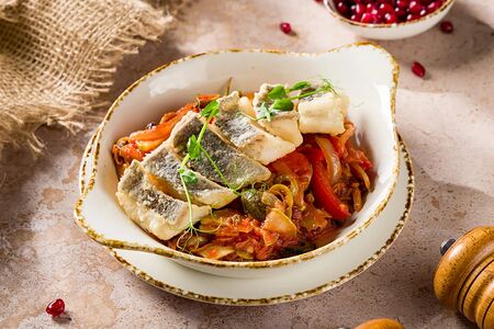 Запечённые кусочки палтуса с овощами по-грузински