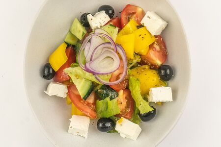 Салат из летних овощей с рассольным сыром