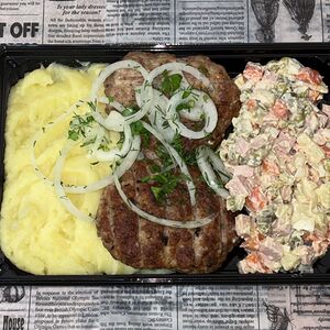 Обед из котлеты говяжьей на мангале, пюре картофельного и салата Оливье