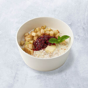 Овсяная каша с брусникой и яблоком на альтернативном