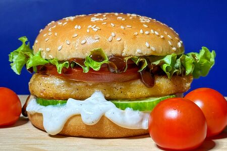 Классический бургер с куриной котлетой